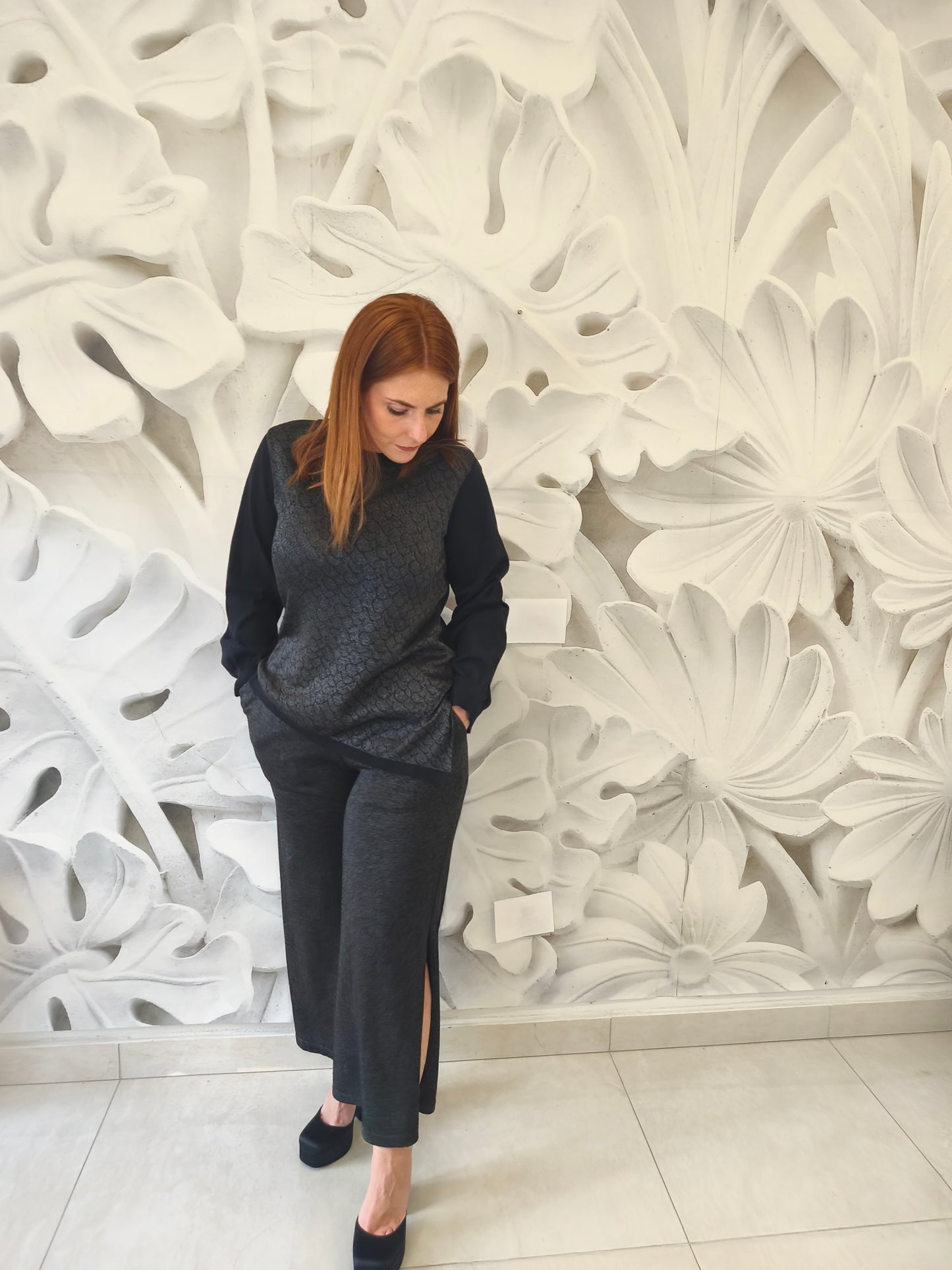# pantaloni svasati con spacco